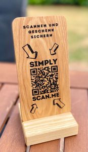 Simply Scan Me Holzaufsteller mit QR Code Gravur